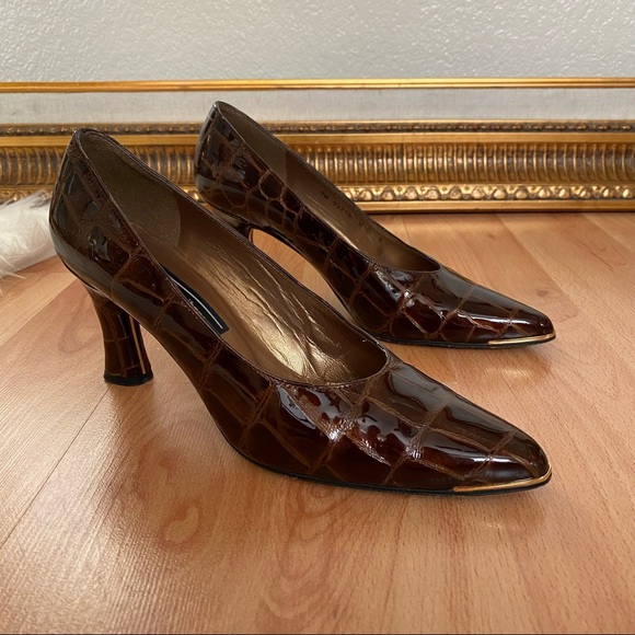 Stuart Weitzman Croc Embossed Gold Line Pumps - Picture 2 of 13